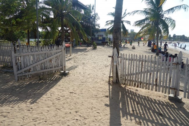 Ausgang zum öffentlichen Strand - Hotel Amaya Beach - Pasikuda Ausgang zum öffentlichen Strand