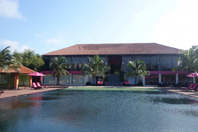 Hauptgebäude und Pool - Hotel Sun Aqua Pasikudah - Pasikuda Hauptgebäude und Pool