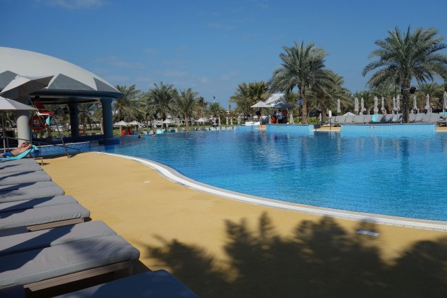 Poolbar unter großem Dach - Hotel Le Royal Meridien Beach Resort & Spa - Dubai Poolbar unter großem Dach