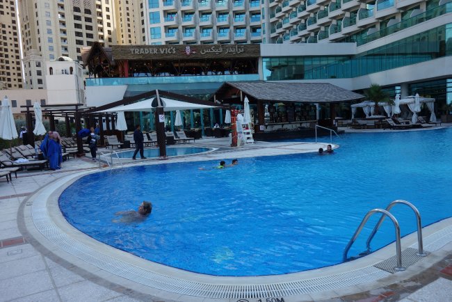 Blick über den Pool - Hotel Hilton Dubai Jumeirah - Dubai Blick über den Pool