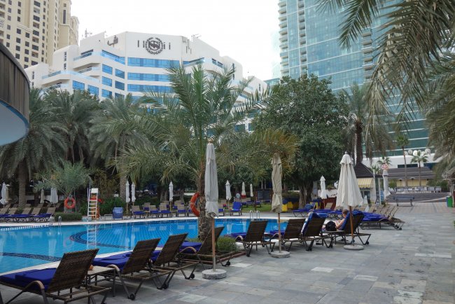 Poollandschaft und Hotelgebäude - Hotel Sheraton Jumeirah Beach Resort - Dubai Poollandschaft und Hotelgebäude