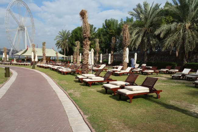 Garten mit Blick auf das Riesenrad - Hotel Sheraton Jumeirah Beach Resort - Dubai Garten mit Blick auf das Riesenrad