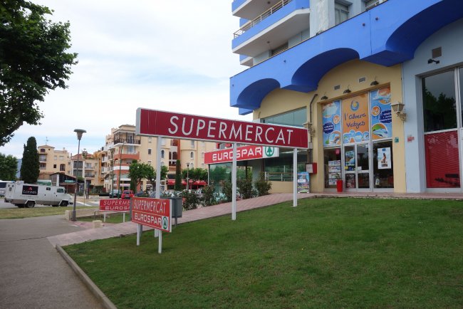 Großer Supermarkt unten im Gebäude - Aparthotel Xon's Playa - Roses Großer Supermarkt unten im Gebäude