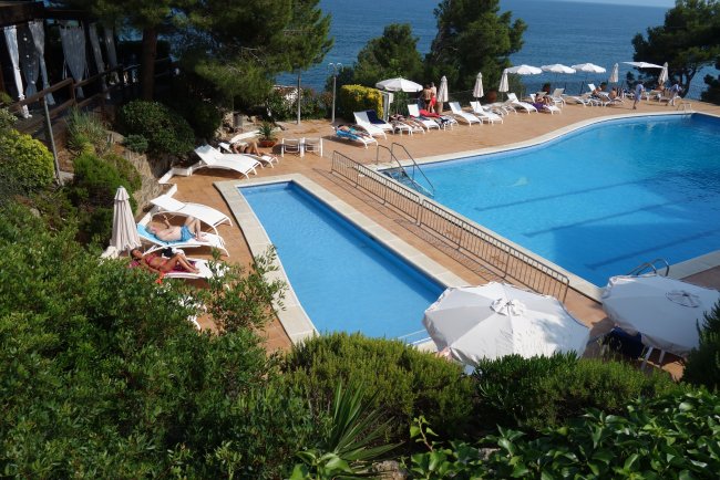 Poolbereich mit Ausblick - Park Hotel San Jorge - Platja d’Aro Poolbereich mit Ausblick