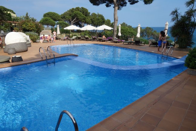 Poolbereich mit Ausblick - Hotel Sallés & Spa Cala del Pi - Platja d’Aro Poolbereich mit Ausblick