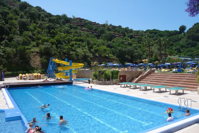 Blick über den Hauptpool - Hotel Giverola Resort - Tossa de Mar Blick über den Hauptpool