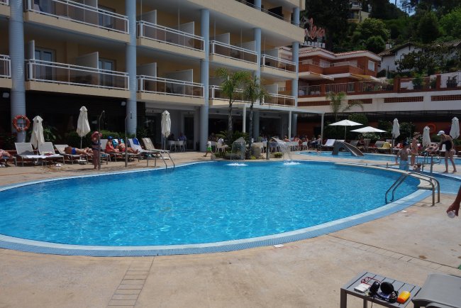 Blick über den Pool auf das Hauptgebäude - Hotel Rosamar & Spa - Lloret de Mar Blick über den Pool auf das Hauptgebäude