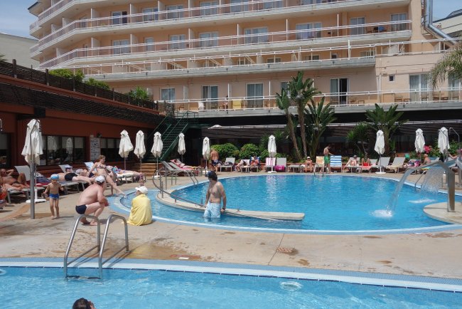 Blick über den Pool - Hotel Rosamar & Spa - Lloret de Mar Blick über den Pool