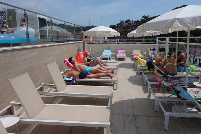 Liegen und Schirme - Hotel Rosamar Maritim - Lloret de Mar Liegen und Schirme