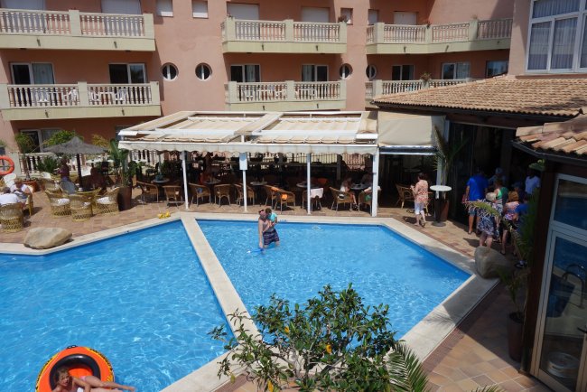 Sitzbereich der Poolbar - Hotel Alba Seleqtta Spa Resort - Lloret de Mar Sitzbereich der Poolbar