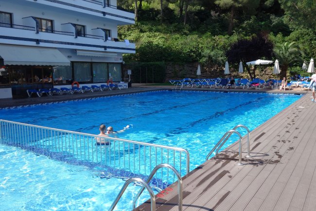 Blick über einen der beiden Hauptpools - Hotel Gran Garbi - Lloret de Mar Blick über einen der beiden Hauptpools