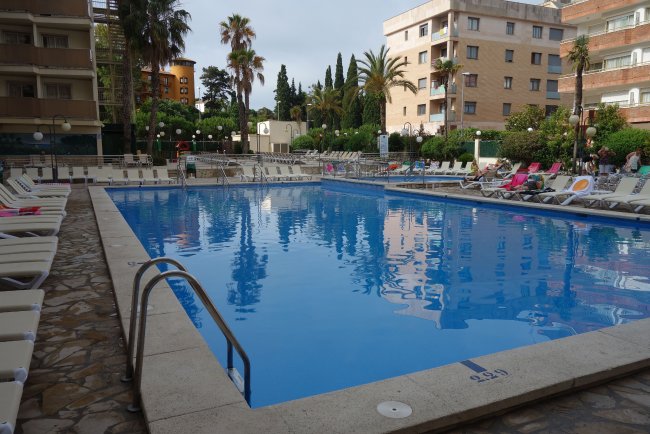 Blick über den Pool - Hotel H·TOP Royal Beach - Lloret de Mar Blick über den Pool
