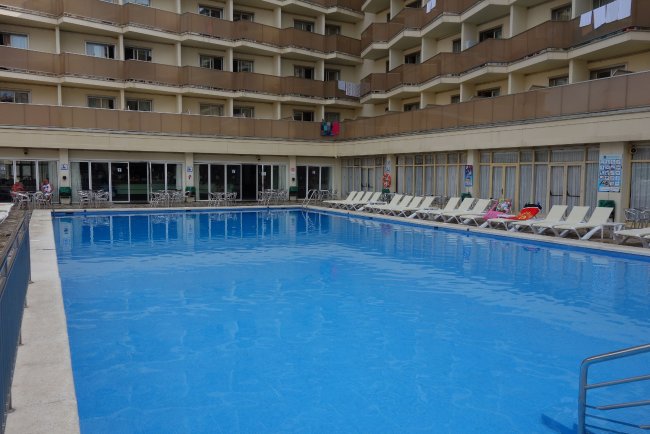 Blick über den Pool - Hotel H·TOP Royal Beach - Lloret de Mar Blick über den Pool