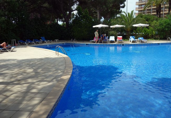Blick über den Pool - Hotel Blaumar - Blanes Blick über den Pool
