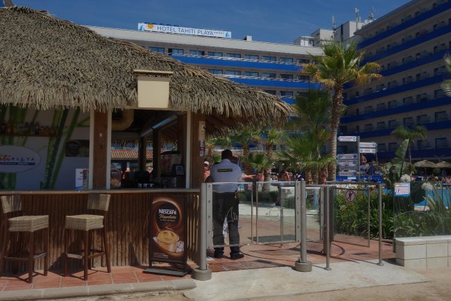 Sicherheitsmann am Hotelzugang - Hotel Tahiti Playa & Suites - Malgrat de Mar Sicherheitsmann am Hotelzugang