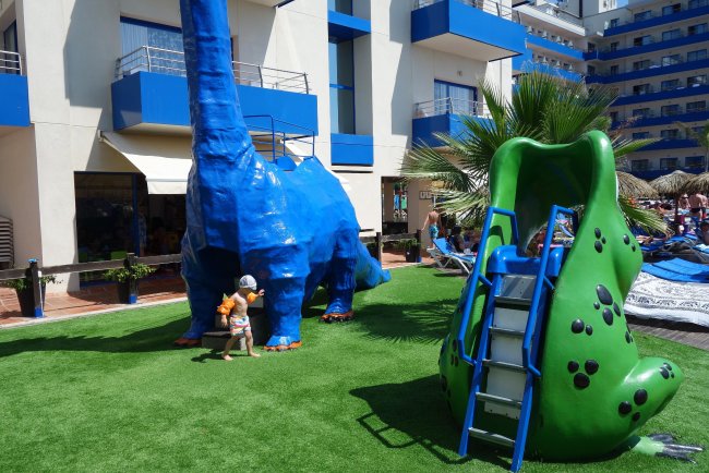 Spielgeräte in Dinoform - Hotel Tahiti Playa & Suites - Malgrat de Mar Spielgeräte in Dinoform