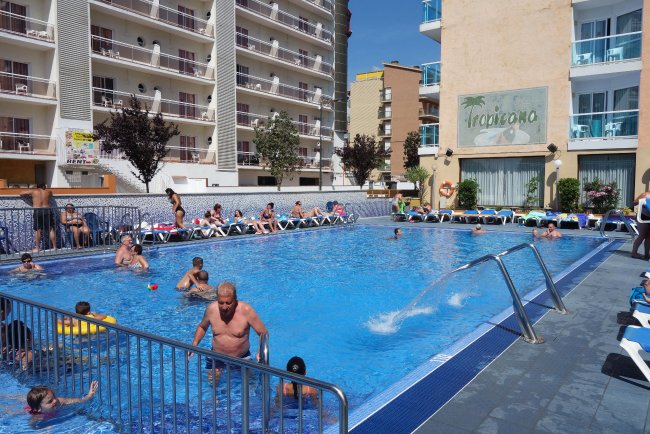 Massagedusche am Pool - Hotel H·TOP Cartago Nova - Malgrat de Mar Massagedusche am Pool