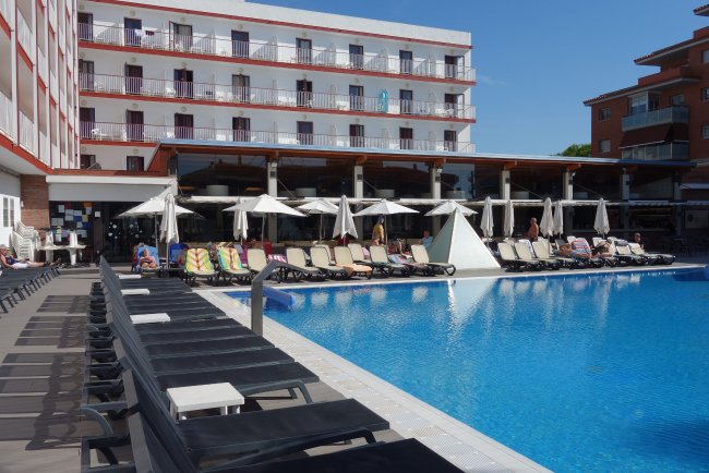 Enger Poolbereich - Hotel Papi - Malgrat de Mar Enger Poolbereich
