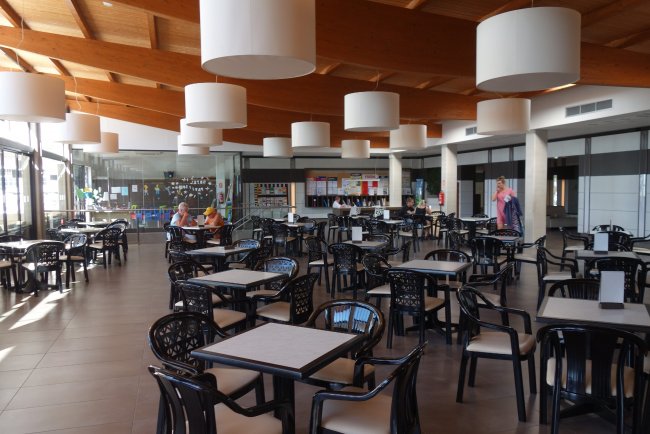 Große Bar mit vielen Sitzen - Hotel Papi - Malgrat de Mar Große Bar mit vielen Sitzen