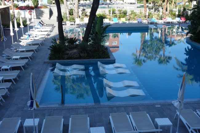 Liegen im Pool - Hotel Aqua Silhouette & Spa - Malgrat de Mar Liegen im Pool