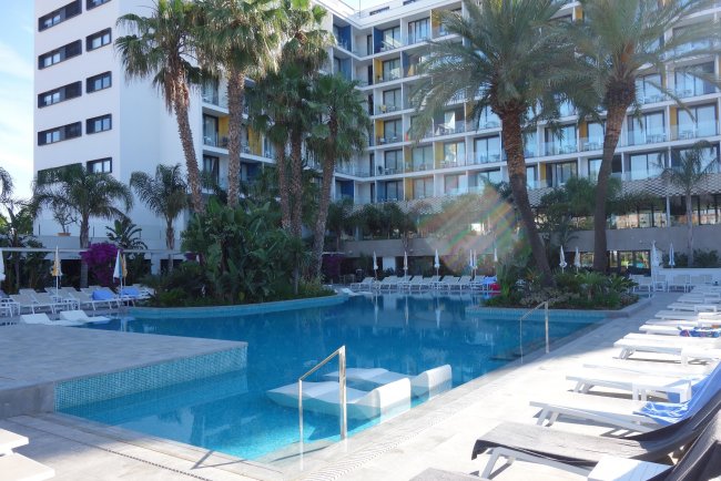 Großer Poolbereich - Hotel Aqua Silhouette & Spa - Malgrat de Mar Großer Poolbereich