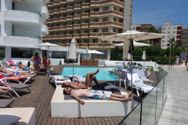 Blick über den Poolbereich - Hotel Mar Mediterrània - Malgrat de Mar Blick über den Poolbereich