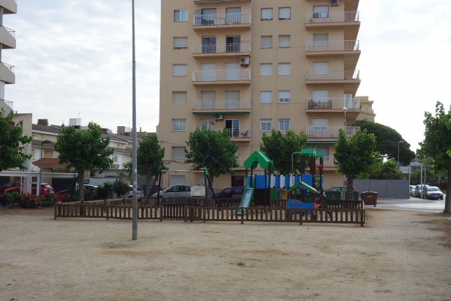 Spielplatz an der Küstenstraße - Hotel Sumus Stella & Spa - Pineda de Mar Spielplatz an der Küstenstraße