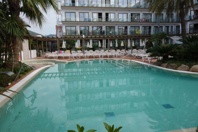 Enger Poolbereich - Hotel Sumus Stella & Spa - Pineda de Mar Enger Poolbereich