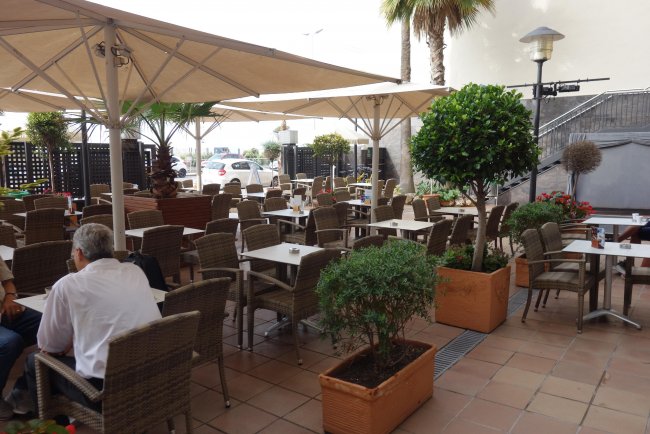 Sitzbereich zur Straße hin - Hotel H·TOP Pineda Palace - Pineda de Mar Sitzbereich zur Straße hin