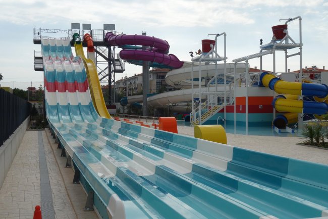 Große Wasserrutschen - Hotel Golden Taurus Park Resort - Pineda de Mar Große Wasserrutschen