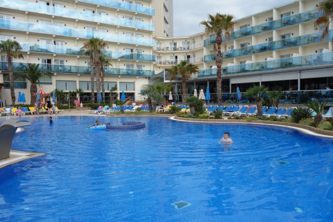 Großer Swimmingpool - Hotel Golden Taurus Park Resort - Pineda de Mar Großer Swimmingpool