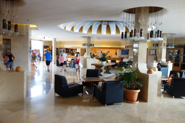 Blick in die Lobby - Hotel Golden Taurus Park Resort - Pineda de Mar Blick in die Lobby