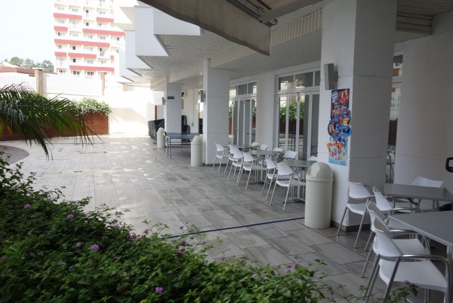 Sitzbereich neben dem Pool - Hotel Bernat II - Calella Sitzbereich neben dem Pool