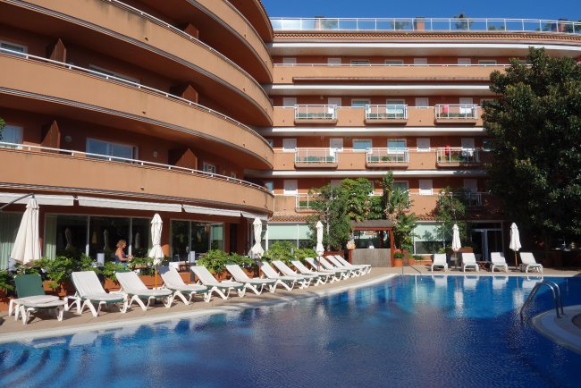 Blick über den Pool - Hotel Sunway Playa Golf & Spa - Sitges Blick über den Pool