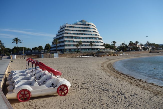 Strand mit Aktivitäten - Hotel ME Sitges Terramar - Sitges Strand mit Aktivitäten