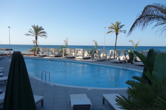 Poolbereich mit Meerblick - Hotel ME Sitges Terramar - Sitges Poolbereich mit Meerblick