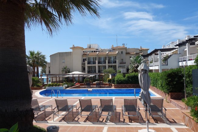 Liegen und Sonnenschirme