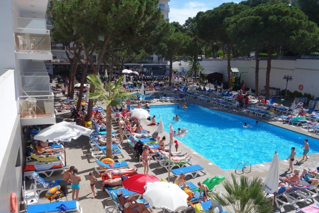Blick über den Pool - Hotel Oasis Park - Salou Blick über den Pool