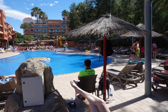Rettungsschwimmer am Pool - Hotel H10 Mediterranean Village - Salou Rettungsschwimmer am Pool