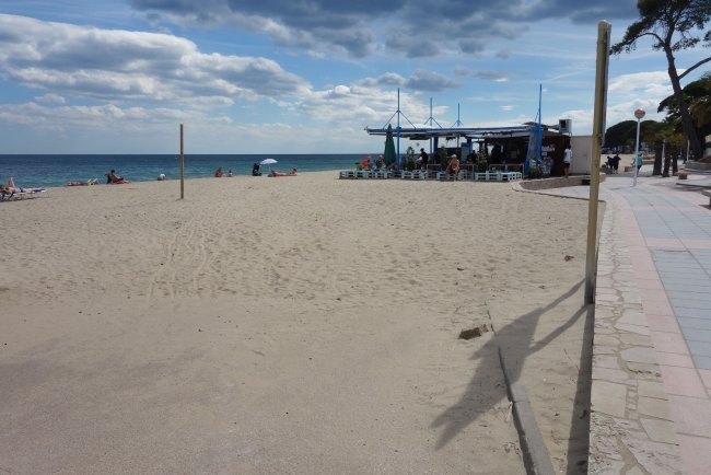 Nächster Strandabschnitt mit Strandbar - Hotel Voramar - Cambrils Nächster Strandabschnitt mit Strandbar