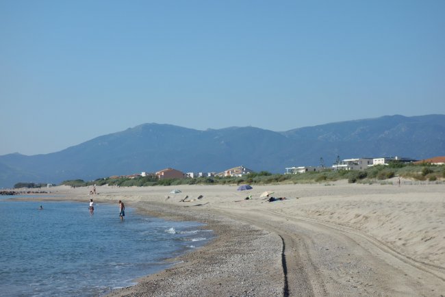 Steiniger Bereich direkt am Wasser - Hotel Les Bulles de Mer - Saint-Cyprien Steiniger Bereich direkt am Wasser