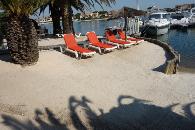 Liegen am Strand - Hotel Ile de la Lagune - Saint-Cyprien Liegen am Strand