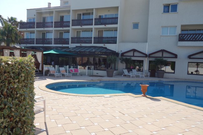 Übersichtlicher Poolbereich - Hotel Ile de la Lagune - Saint-Cyprien Übersichtlicher Poolbereich