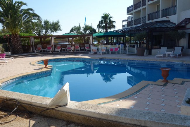 Blick über den Pool - Hotel Ile de la Lagune - Saint-Cyprien Blick über den Pool