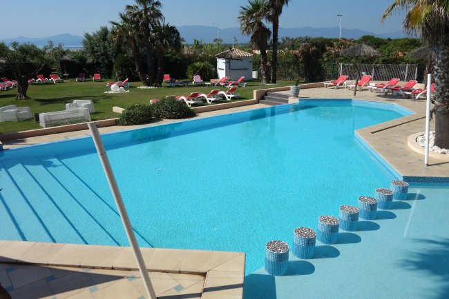 Blick über den Pool - Grand Hôtel Les Flamants Roses - Canet en Roussillon Blick über den Pool