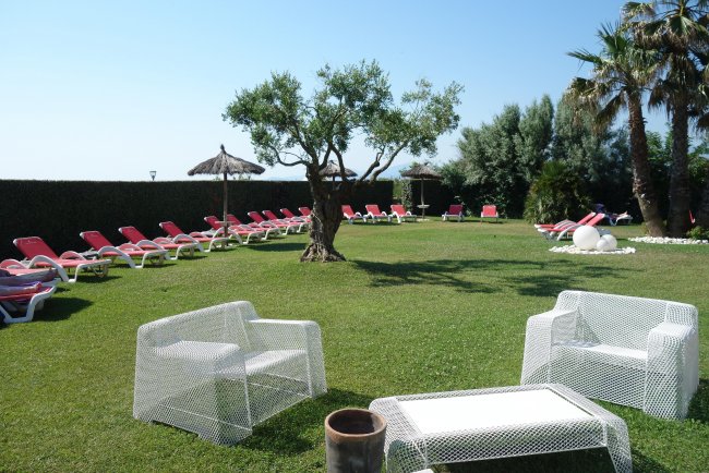 Garten mit großer Rasenfläche - Grand Hôtel Les Flamants Roses - Canet en Roussillon Garten mit großer Rasenfläche