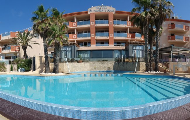 Gebäude und Pool - Grand Hôtel Les Flamants Roses - Canet en Roussillon Gebäude und Pool