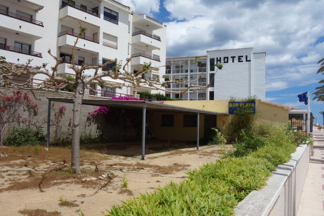 Ungepflegter Außenbereich - Hotel Vistamar - l´Hospitalet de l´Infant Ungepflegter Außenbereich