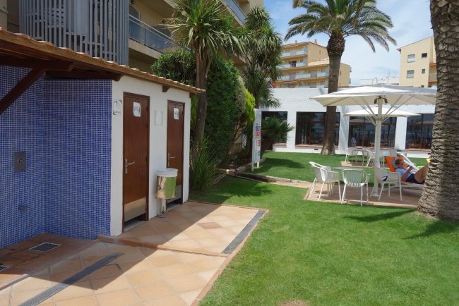 Toiletten im Garten - Hotel Monterrey - Roses Toiletten im Garten