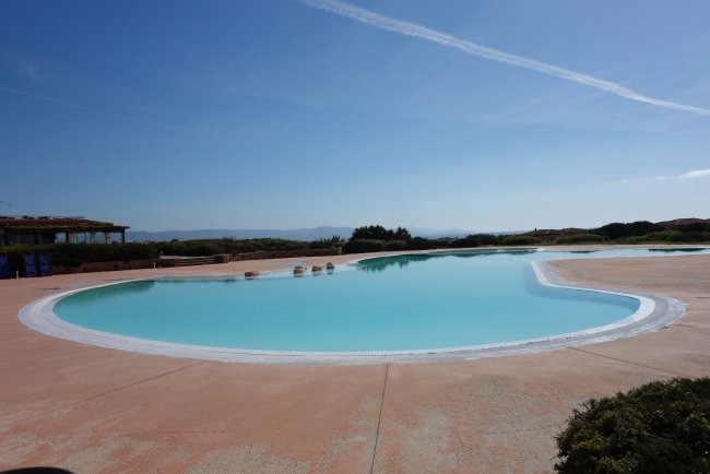 Blick über den Pool - Hotel Relax Torreruja Thalasso & SPA - Isola Rossa Blick über den Pool